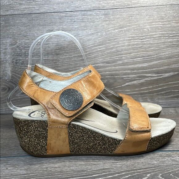 Abeo Una  Tan Leather Women’s Sz 9N Alt Closure Circle Medallion Wedge Sandals - Picture 1 of 13